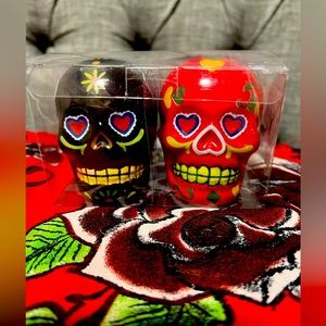 Christmas tree 🎄 shops skull 💀 head salt and pepper shakers - NIB